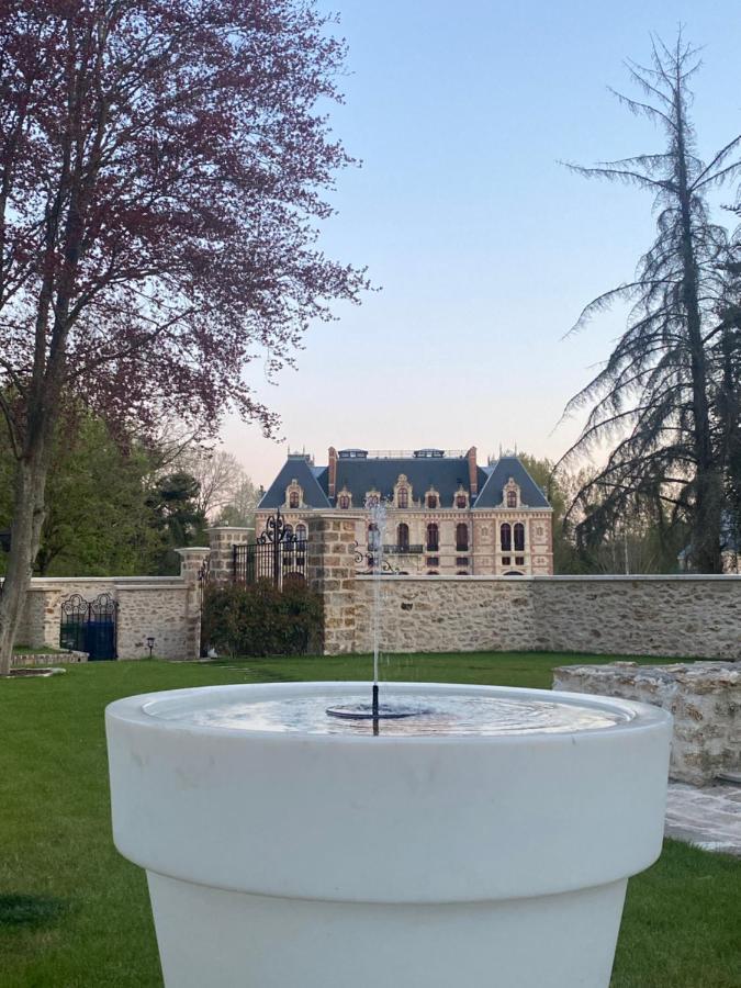Loft Dans Le Clocher Face Au Chateau Bonnelles Exterior foto