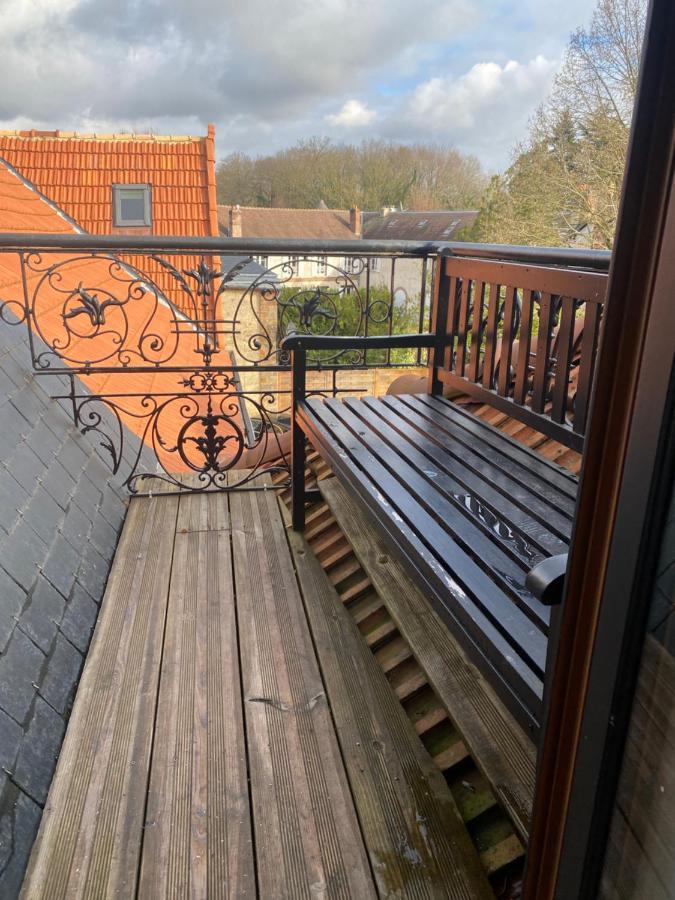 Loft Dans Le Clocher Face Au Chateau Bonnelles Exterior foto