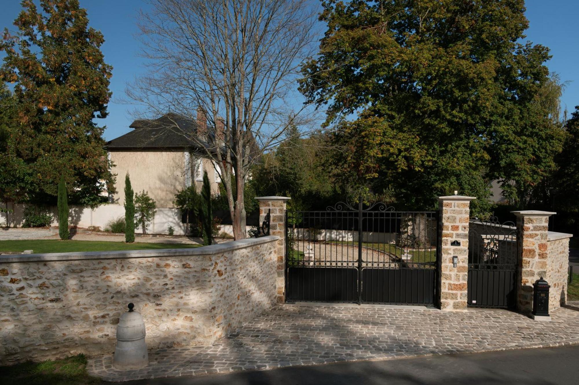 Loft Dans Le Clocher Face Au Chateau Bonnelles Exterior foto